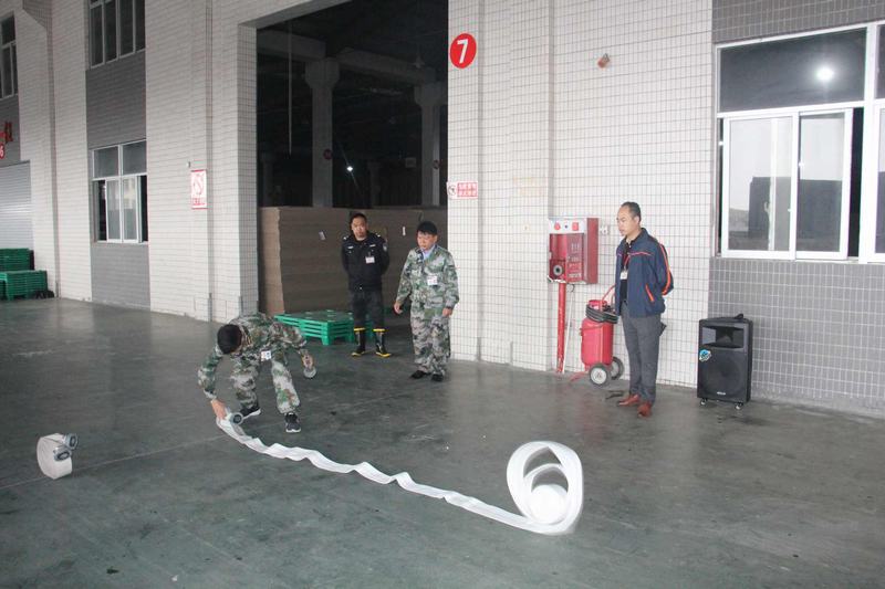 2019年4月16日汕头万腾纸业消防演练，全员参与《消防水带抛卷练习》，提升了全员的安全与消防防范意识